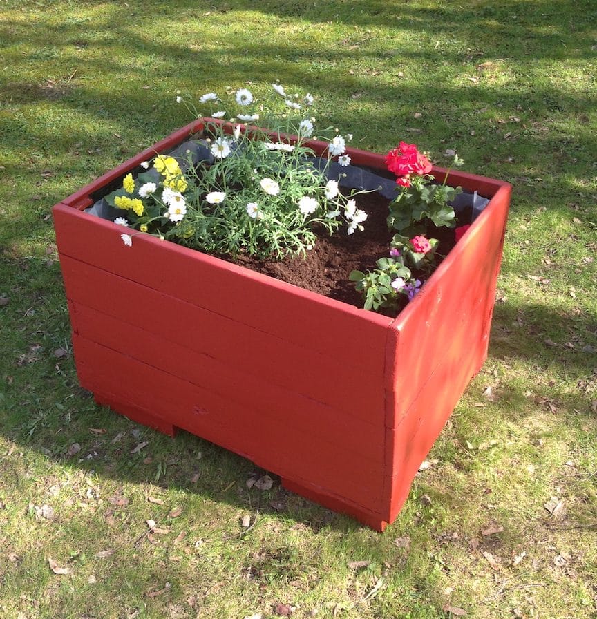 DIY pallet planter box
